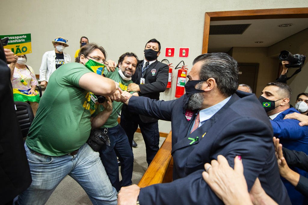 Grupo Antivacina e vereadores causam briga generalizada na Camara de Porto Alegre veja video