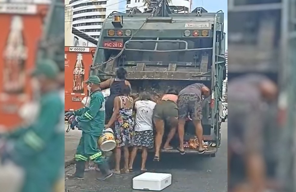 Grupo de pessoas coleta alimentos dentro de caminhao de lixo em Fortaleza veja video