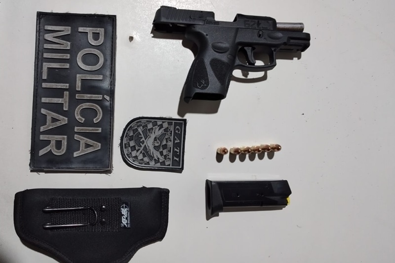 Homem e preso por porte ilegal de arma e policia apreende pistola 9mm em Umbauba