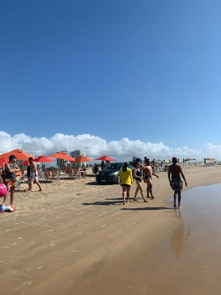 Leitor denuncia presenca de carros na faixa de areia da praia de Atalaia durante feriado