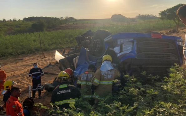 Motorista de carreta sofre acidente e fica preso as ferragens na SE 230