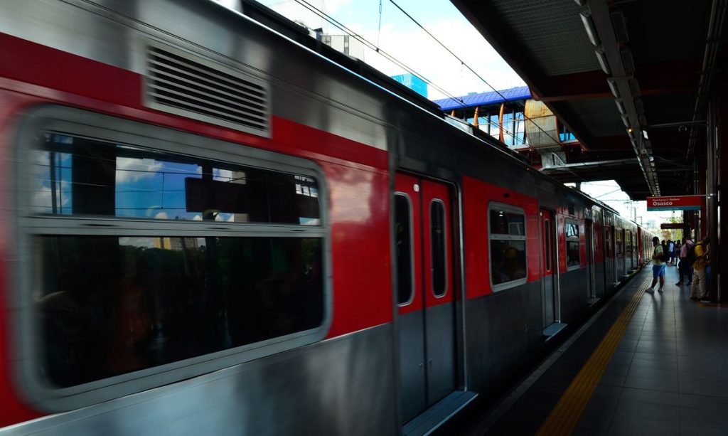 Mulher e estuprada por quase 1h em trem e passageiros filmam ao inves de ajudar