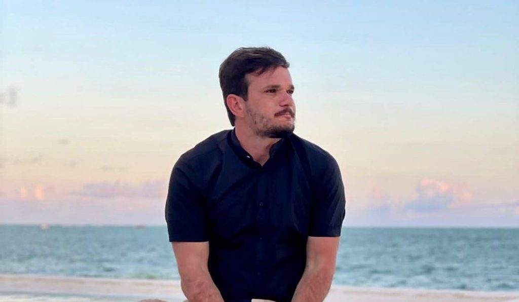 Padre Patrick publica foto sem camisa e agita redesvou descer pro inferno de toboga e1634045690542