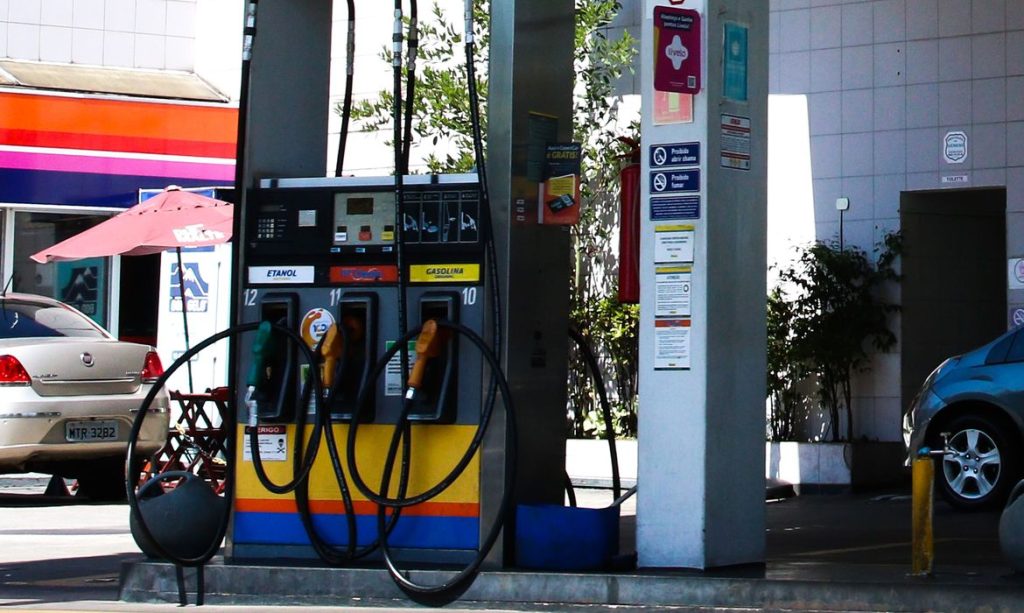 Precos de gasolina e diesel aumentam nesta terca 26 nas refinarias