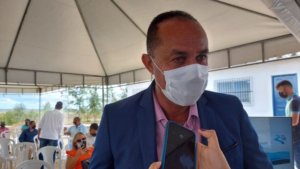 Prefeito de Japoata celebra inauguracao da obra de saneamento basico no municipio