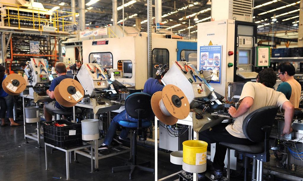 Producao industrial cai pelo terceiro mes seguido