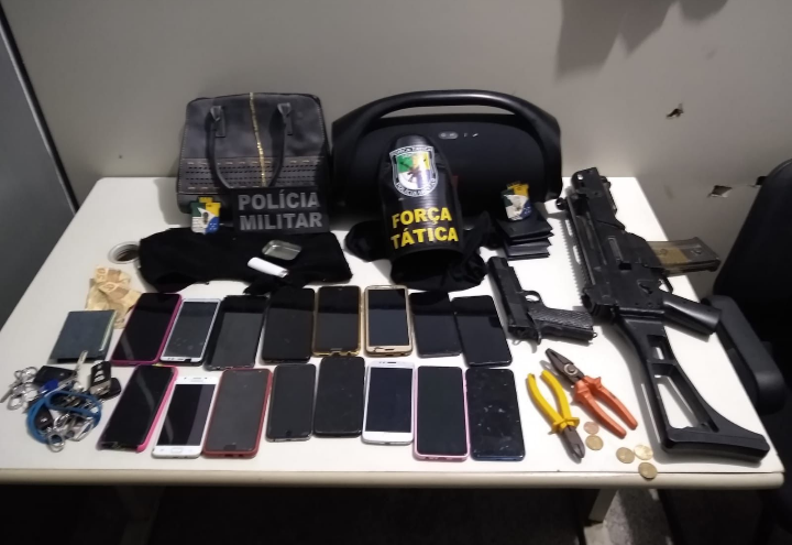 Simulacro de fuzil e 16 celulares sao apreendidos pela policia apos roubo em Socorro