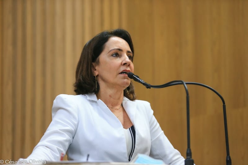 Ao apontar problemas na Orla de Atalaia Emilia Correa critica A gestao nao esta dando conta de cuidar da cidade