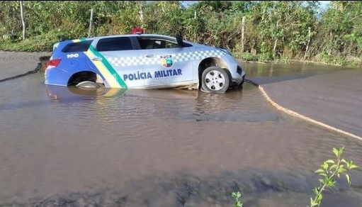 Asfalto cede e viatura da Policia cai em buraco no bairro Aruana em Aracaju