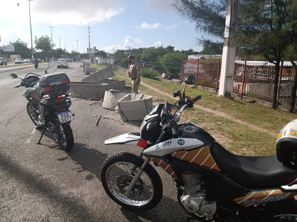Avenida Tancredo Neves fica engarrafada apos manilha cair de caminhao