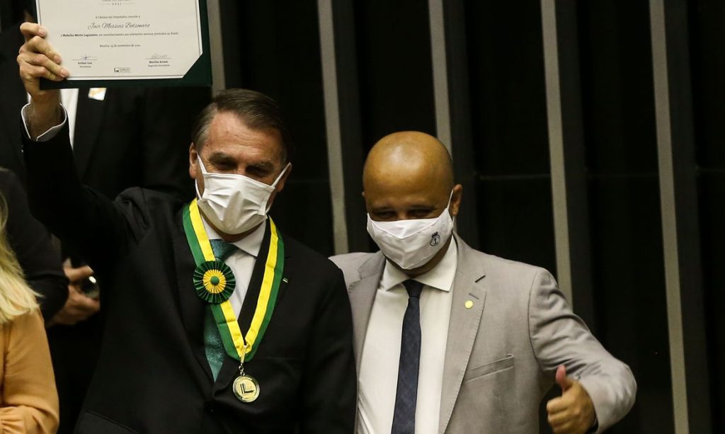 Bolsonaro recebe medalha do merito legislativo no Congresso Nacional