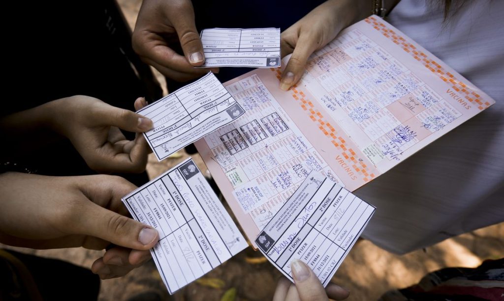 Brasil ja aplicou mais de 300 milhoes de doses de vacinas contra covid