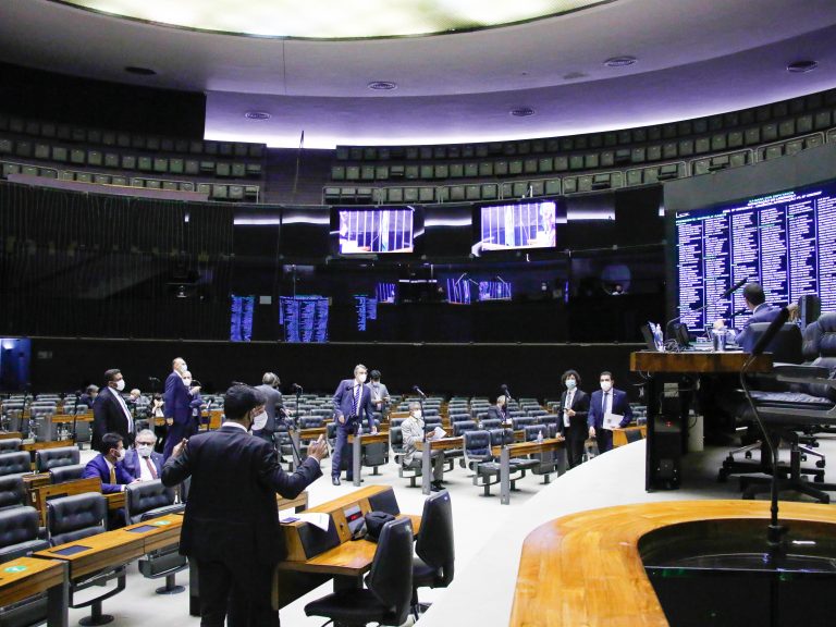 Camara aprova texto base da MP do Programa Auxilio Brasil