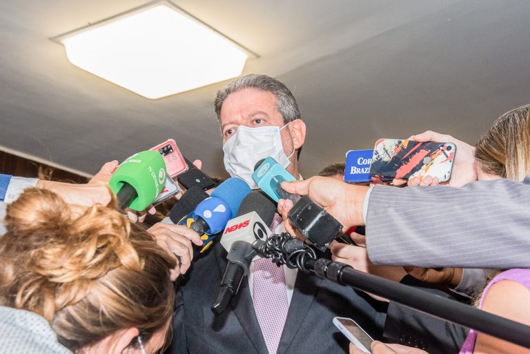 Camara esta pronta para agir contra nova variante do coronavirus diz Lira