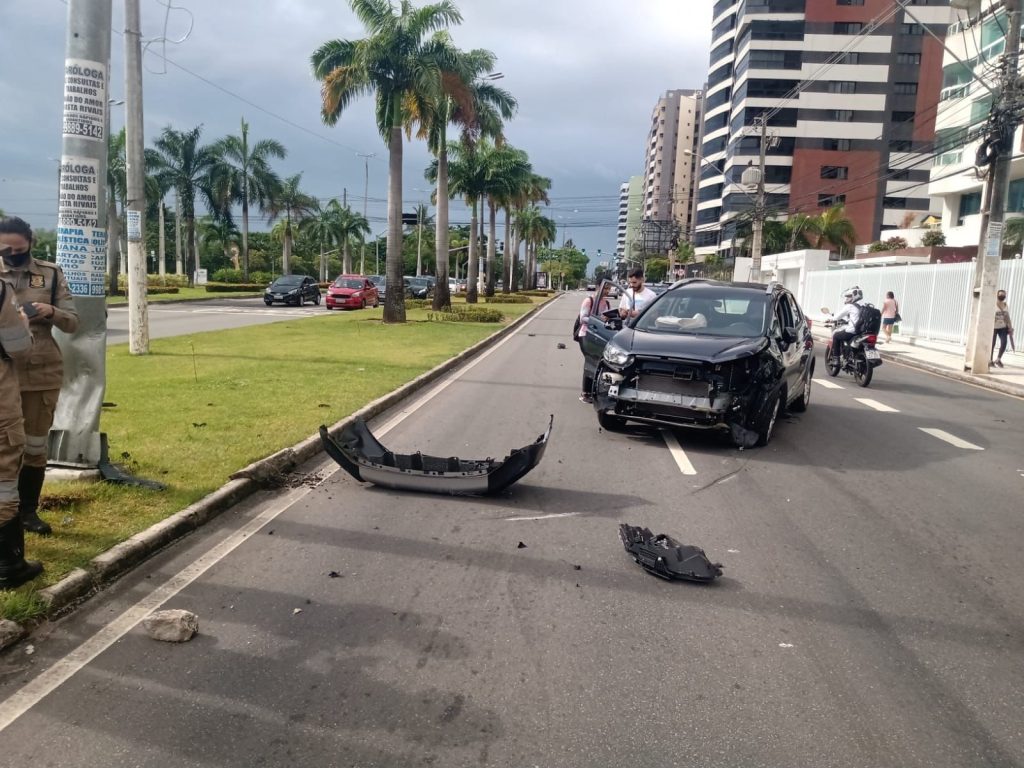 Carro colide contra semaforo e derruba parte do equipamento em avenida da Zona Sul de Aracaju
