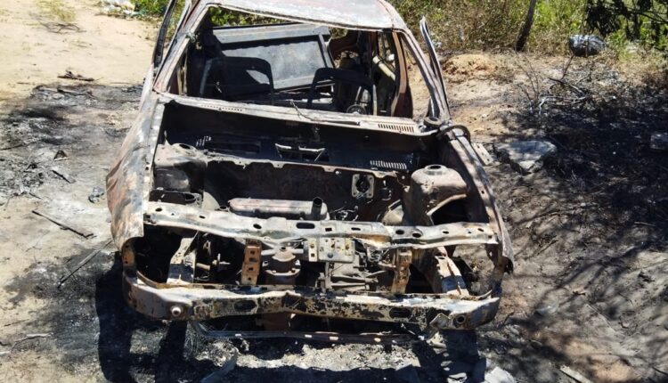 Carro encontrado carbonizado pode ser o que foi utilizado por suspeitos de matar comerciante em Socorro