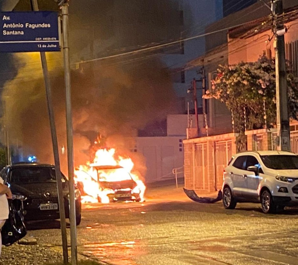 Carro pega fogo na Treze de Julho veja vide