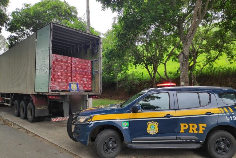 Cerca de 200 mil latas de cerveja sao apreendidas sem nota fiscal na BR 101 em Cristinapolis