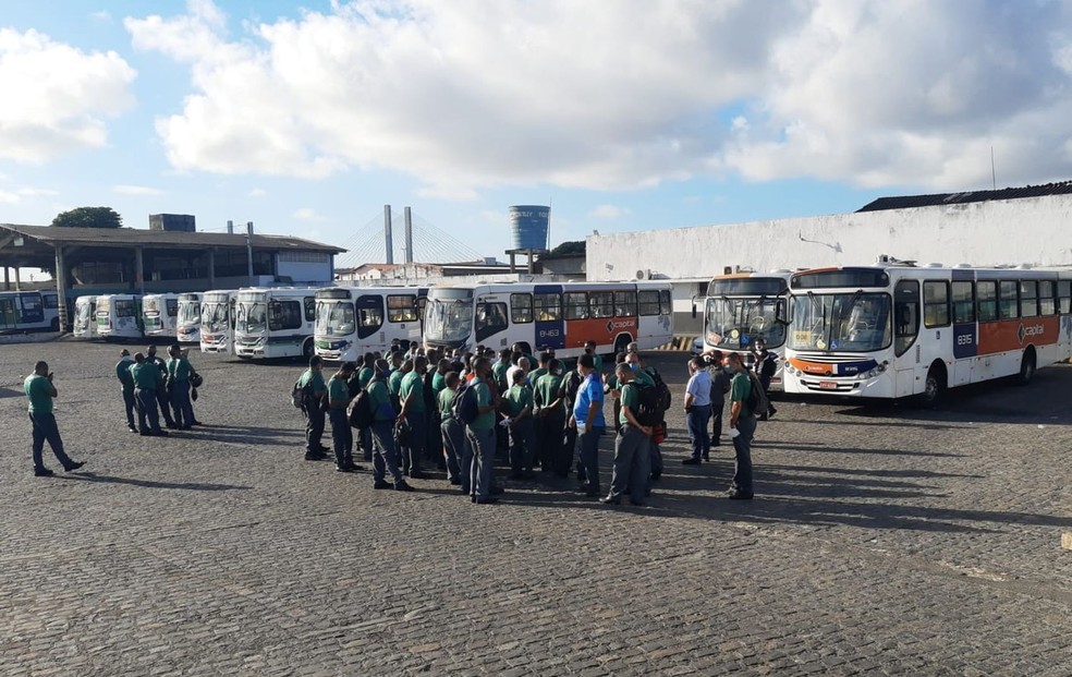 Cerca de 250 funcionarios de empresas de transporte coletivo da Grande Aracaju sao demitidos
