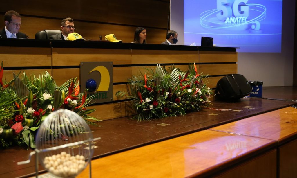 Claro Vivo e TIM arrematam faixa de 35 GHz do leilao do 5G