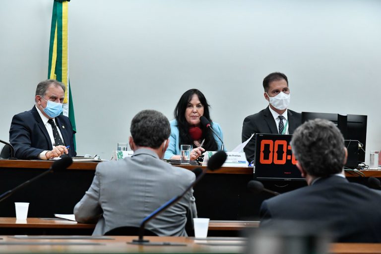 Comissao corta R 138 milhoes de credito por causa de suspensao de emendas de relator