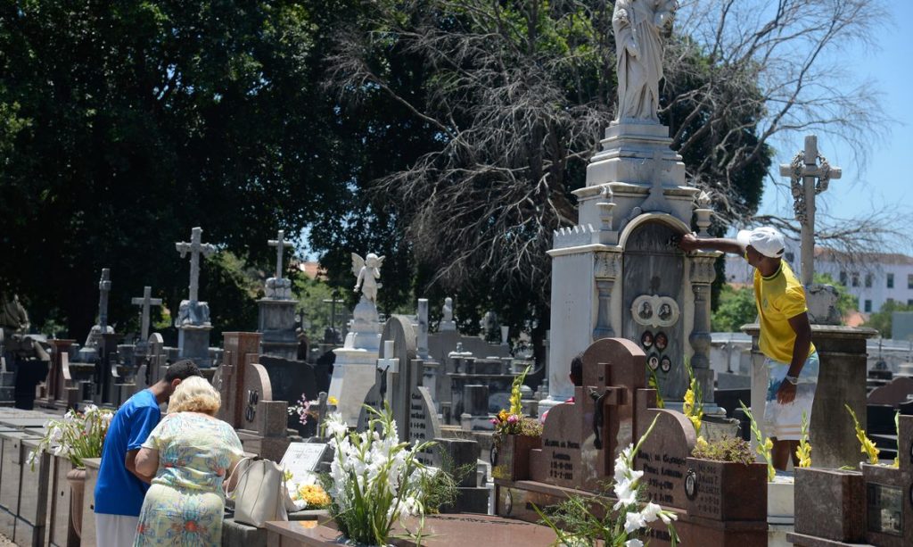 Confira horarios das missas nos cemiterios de Aracaju nesta terca 2