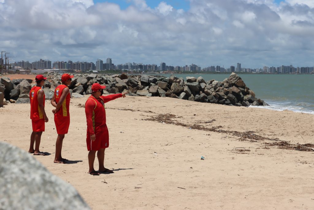 Corpo de Bombeiros alerta para risco de afogamentos em novas faixas de areia na praia da Coroa do Meio