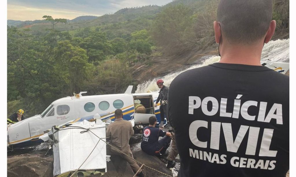 Corpos de tripulantes de aviao sao sepultados no Distrito Federal