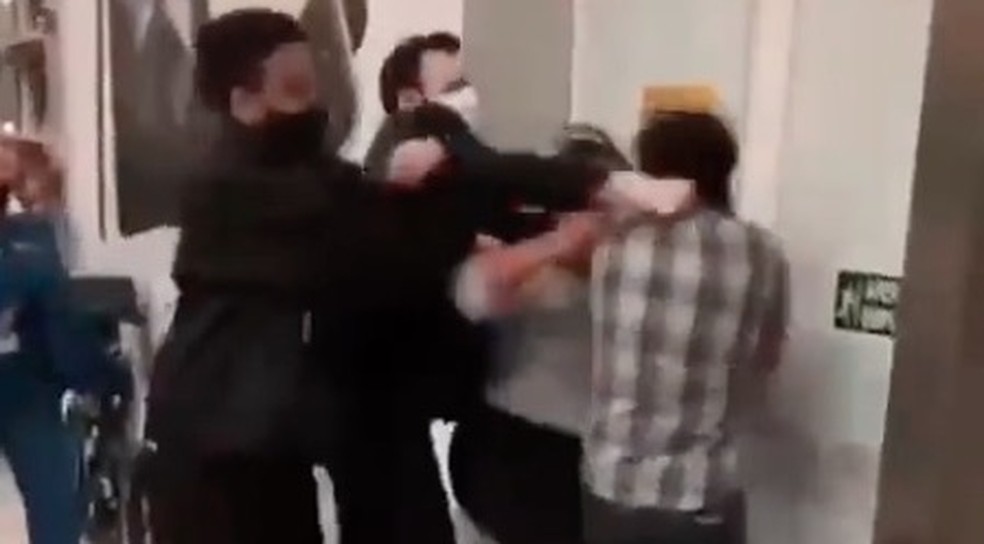 Correio barrato em voo provoca briga entre funcionarios e passageiros em SP