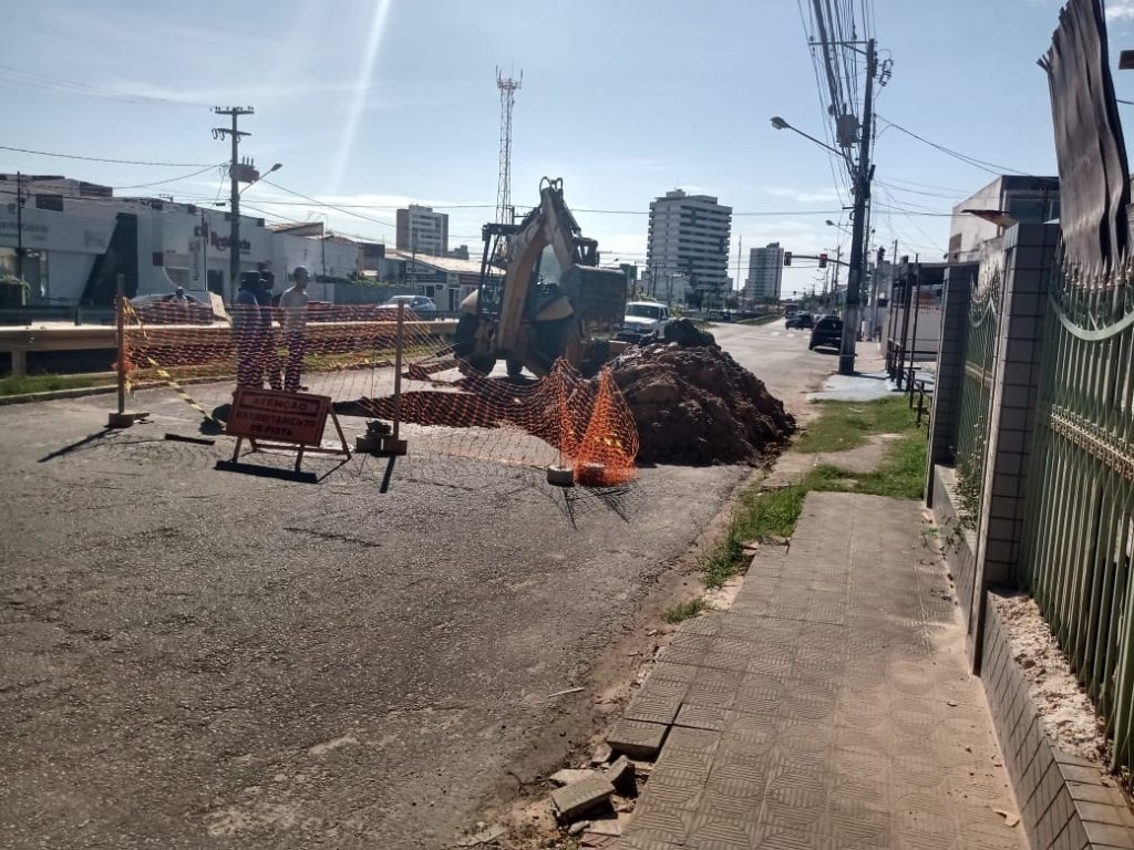 Cratera aberta provoca interdicao em parte da avenida Anisio Azevedo SMTT esta no local