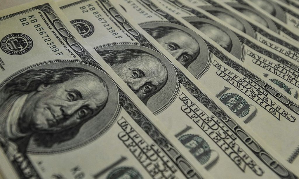 Dolar cai para R 556 e fecha no menor valor em oito dias