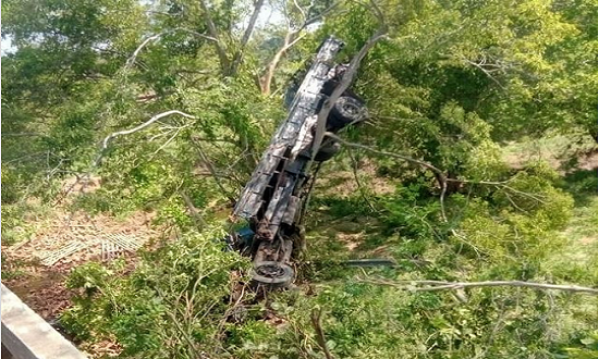 Duas pessoas ficam feridas apos caminhao com tijolos cair de ponte em Monte Alegre