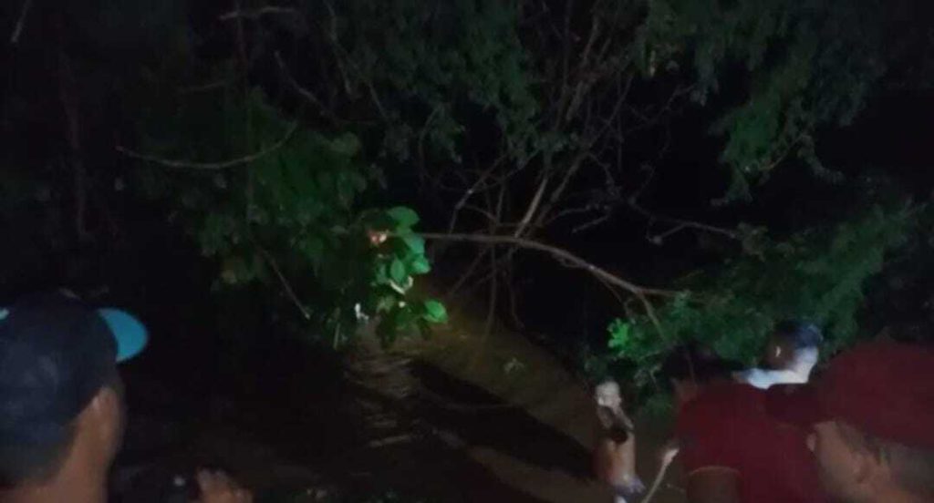 Duas pessoas morrem apos carro cair em riacho durante fortes chuvas em Caninde do Sao Francisco