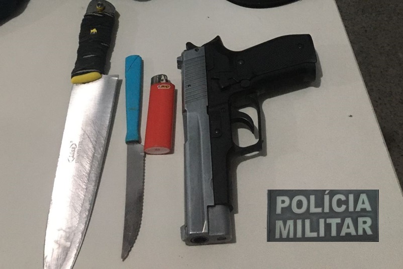 Dupla e presa em posse de facas e arma de fogo dentro de onibus coletivo em Aracaju