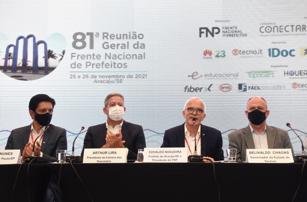 Edvaldo Nogueira entrega da Carta de Aracaju a Lira com destaque para transporte publico e saude