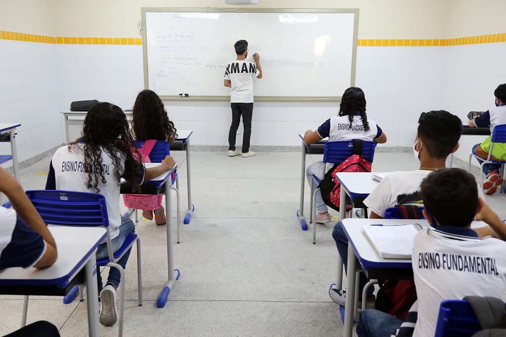 Escolas municipais de Aracaju voltam a receber 100 dos alunos presencialmente