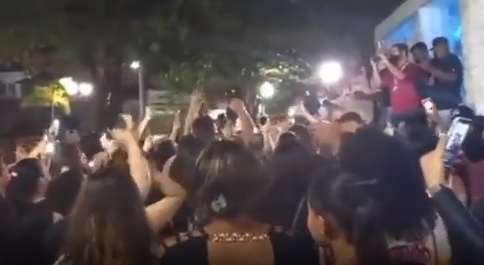Fas fazem homenagens no local onde seria realizado o show de Marilia Mendonca em MG veja video 3