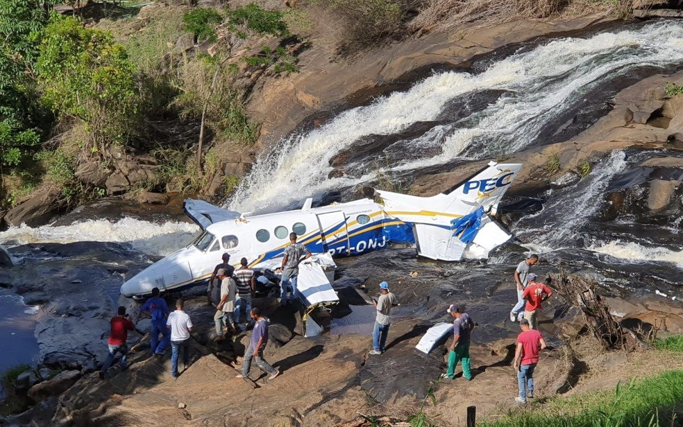 Fas tentam saquear itens de Marilia Mendonca apos acidente de aviao
