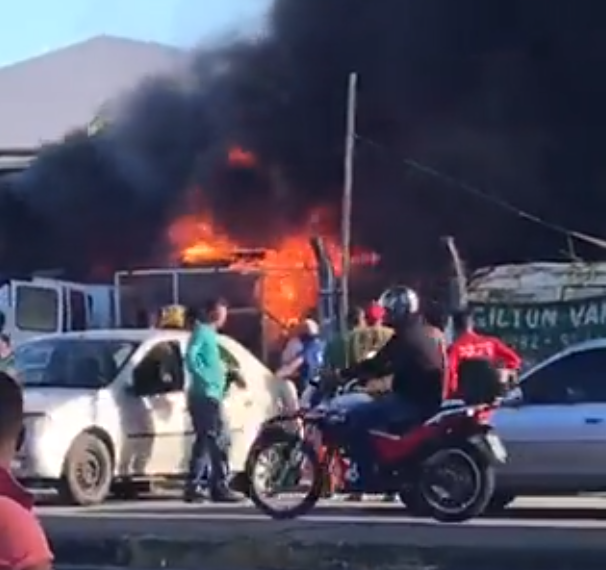 Ferro velho pega fogo na avenida Osvaldo Aranha veja video