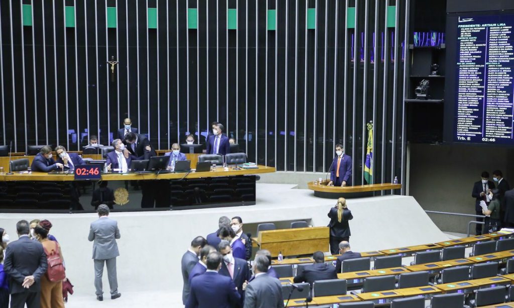 Governo amplia vantagem e aprova PEC dos Precatorios no segundo turno
