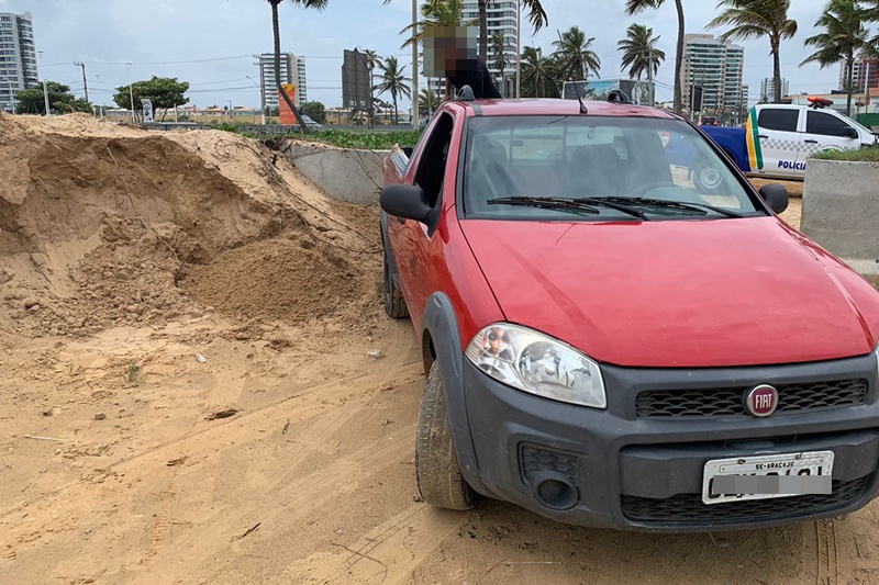Homem e notificado pela policia por retirar areia da Praia de Atalaia sem licenca ambiental