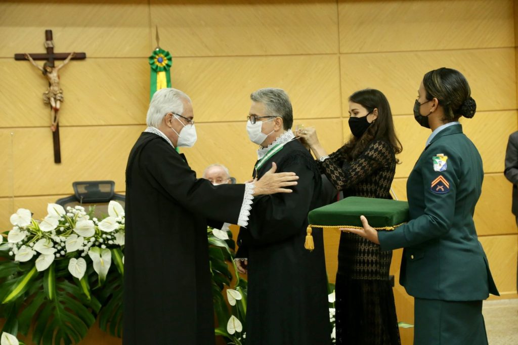 Luis Alberto Meneses e empossado no cargo de conselheiro do TCE SE