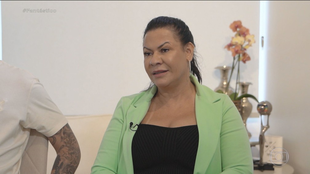 Mae de Marilia Mendonca diz que neto ainda nao sabe da morte da cantora Para ele a mae foi trabalhar