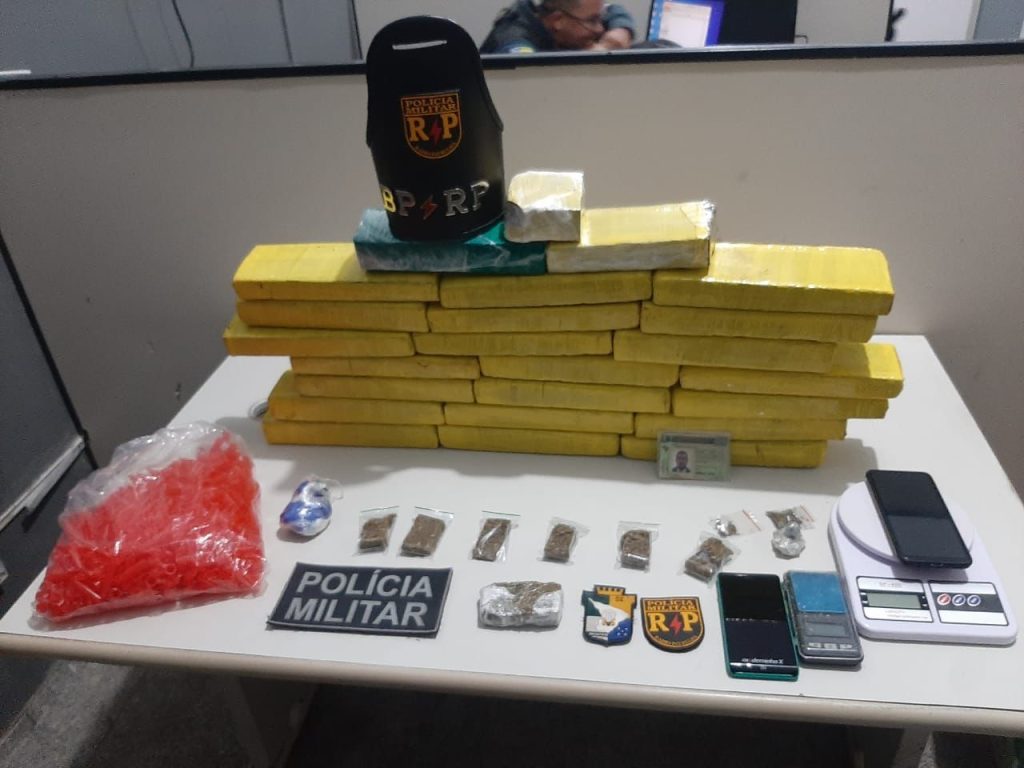 Mais de 15 kg de drogas são apreendidos no bairro Jabotiana 1 Mais de 15 kg de drogas sao apreendidos no bairro Jabotiana