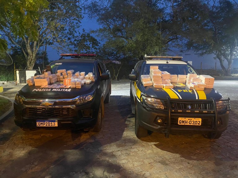 Mais de 450 celulares sao encontrados em fundo falso de caminhao na BR 235 em Carira