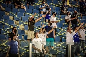 Mantendo a tradicao Torcedores voltam a colorir arquibancadas apos 500 dias longe dos estadios