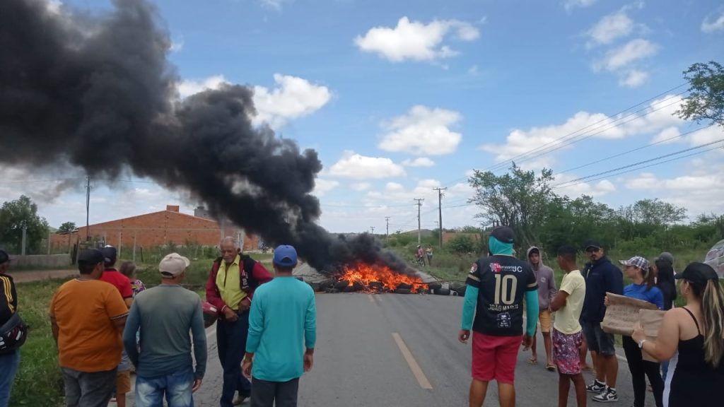 Moradores de Porto da Folha fecham rodovia em protesto contra falta de agua em povoado