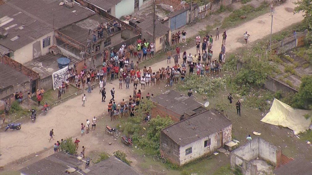 Moradores retiram oito corpos de mangue e acusam policia de chacina diz site
