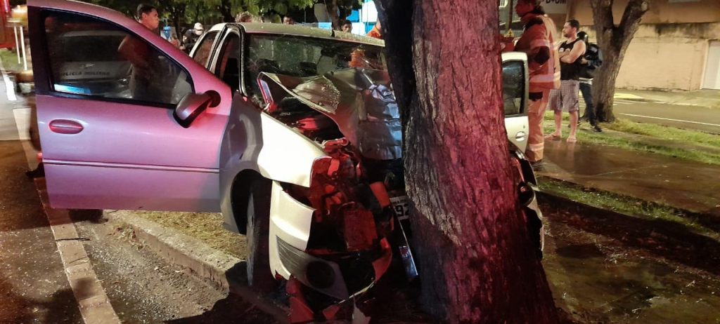Motorista morre apos colidir contra arvore no Orlando Dantas