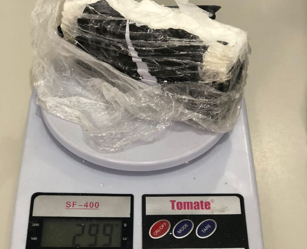Mulher e presa em flagrante com quantidade de cocaina avaliada em R15 mil e1637925817634